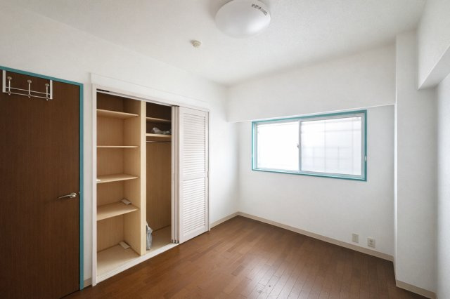 志木北野の洋室|クローゼットを備えた機能的な洋室。収納力に優れ、すっきりと整った空間を保ちやすく、住まい全体の心地よさを高めてくれます。日比谷線