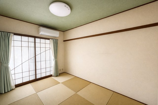 志木北野の和室|窓からやわらかく差し込む光と、伝統的な和のしつらえが調和するこの和室は、四季折々の美しさを感じさせてくれます。日々の疲れを癒し、リラックスしたい時には自然と足が向かう、心安らぐ特別な空間です。