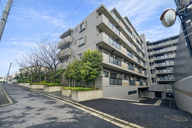 志木北野の外観|控えめながらも洗練されたフォルムが、街並みに自然と溶け込みます。ほどよい高さと落ち着きのある佇まいが、住まう人に安心感と静かな誇りをもたらします。