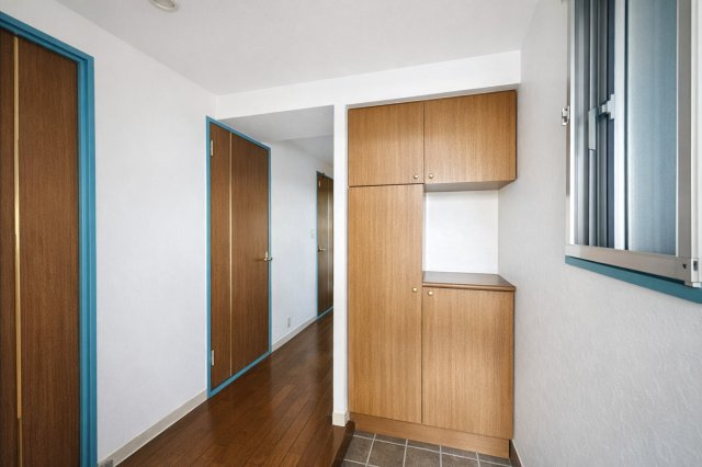 志木北野の玄関|落ち着いたデザインと広々とした空間が調和する玄関は、住まう人を温かく迎え入れます。毎日の出発と帰宅を心地よく包み込み、日常に上質なひとときをもたらしてくれる場所です。