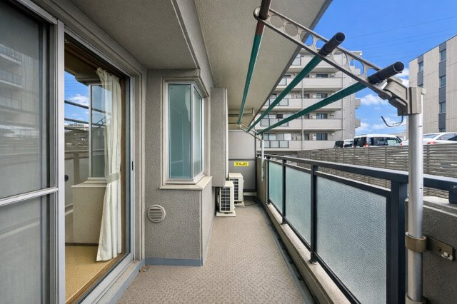 志木北野のバルコニー|やわらかな風がそっと頬をなで、空の広がりが日常を包み込むバルコニー。朝の光に目を細めたり、夕暮れの空にひと息ついたり──心がほどけるひとときが、ここにはあります。