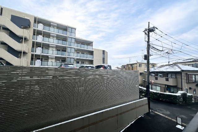 志木北野の展望|窓越しに広がる風景が、暮らしのリズムに優しく寄り添います。空の移ろい、そよぐ風、遠くの街灯りが日常に静かな豊かさと安らぎをもたらしてくれます。