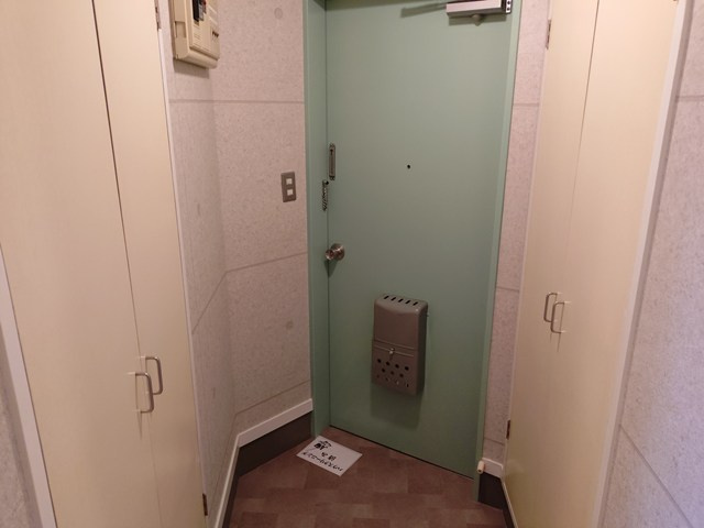 イーストビルの玄関