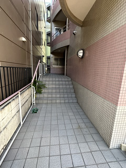 イーストビルのエントランス