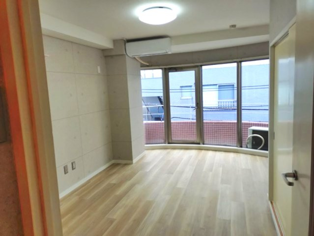 イーストビルの洋室