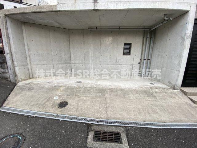 東石切町4丁目中古戸建の駐車場|お車をお持ちの方には嬉しい駐車場付きです！お車がなければ、自転車・バイク置場としてお使いいただけます！
