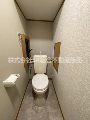 東石切町4丁目中古戸建のトイレ|トイレが2か所にあり朝の身支度がスムーズに行えます！