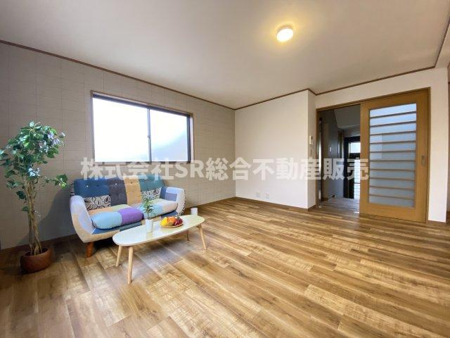 東石切町4丁目中古戸建の居間・リビング|ゆったり過ごせるリビングです