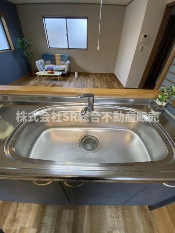 東石切町4丁目中古戸建のキッチン|シンクピカピカで広めです！