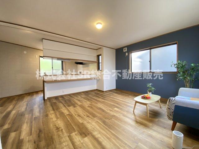 東石切町4丁目中古戸建の居間・リビング|2Fリビングは16.2帖♪アクセントクロスがオシャレで落ち着いた雰囲気があります。