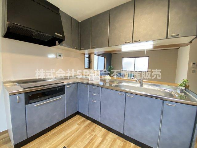 東石切町4丁目中古戸建のキッチン|キッチンは人気の高いカウンターキッチン♪L字型で使いやすく、配膳・片付けもしやすいです！
