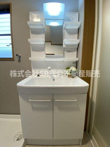 東石切町4丁目中古戸建の独立洗面台|独立洗面台、小物を置くことができて便利です