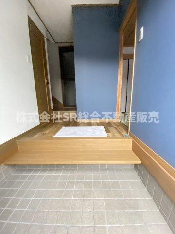東石切町4丁目中古戸建の玄関|玄関にシューズボックスを置いても広く使えます！