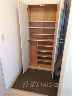 広島市安佐北区口田南９丁目のアパートの玄関|大型シューズボックス