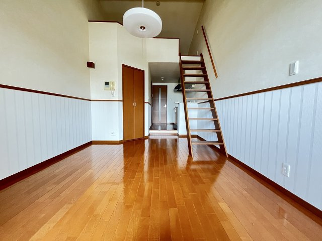 グランドオークＫＯＢＥ北野の居間・リビング