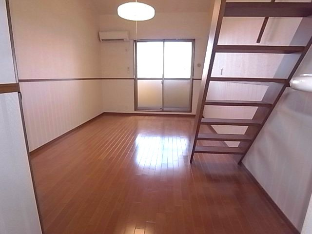 グランドオークＫＯＢＥ北野の居間・リビング