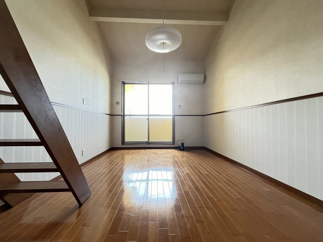 グランドオークＫＯＢＥ北野の居間・リビング