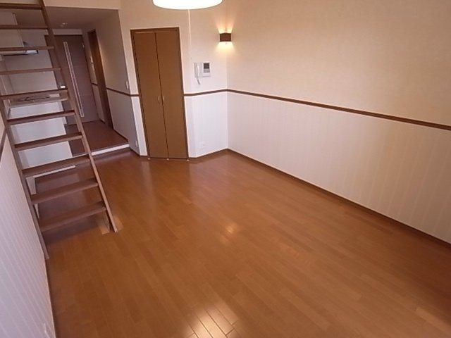 グランドオークＫＯＢＥ北野の居間・リビング