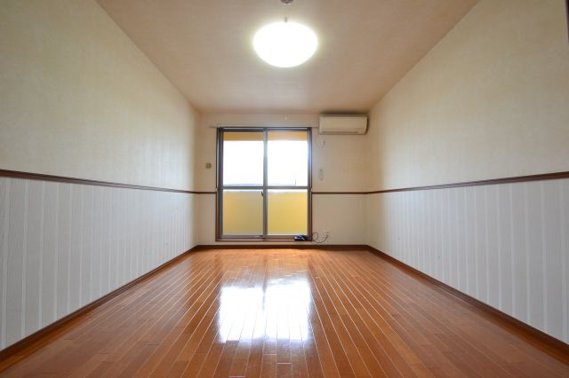 グランドオークＫＯＢＥ北野の居間・リビング