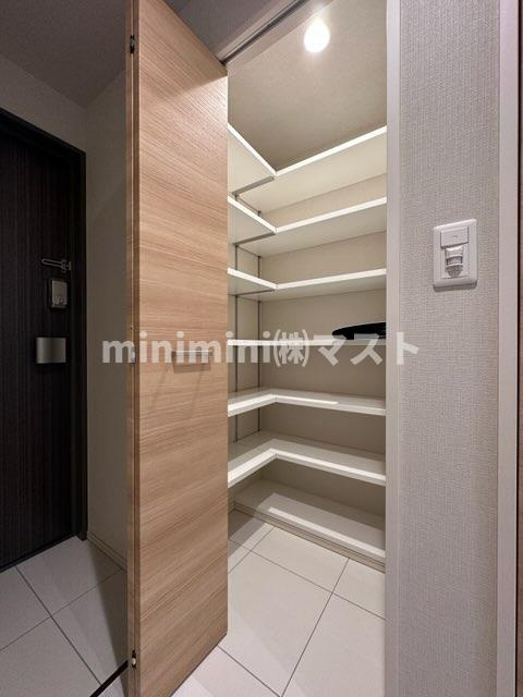 大阪市中央区北久宝寺町４丁目の賃貸マンションの玄関