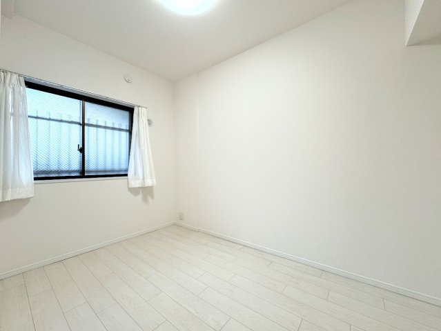 東戸塚パークホームズ弐番館の洋室|◆柔らかい陽光が差し込む明るいお部屋を演出する設計。彩光の取れる窓が気持ちの良いお部屋を創り上げます。