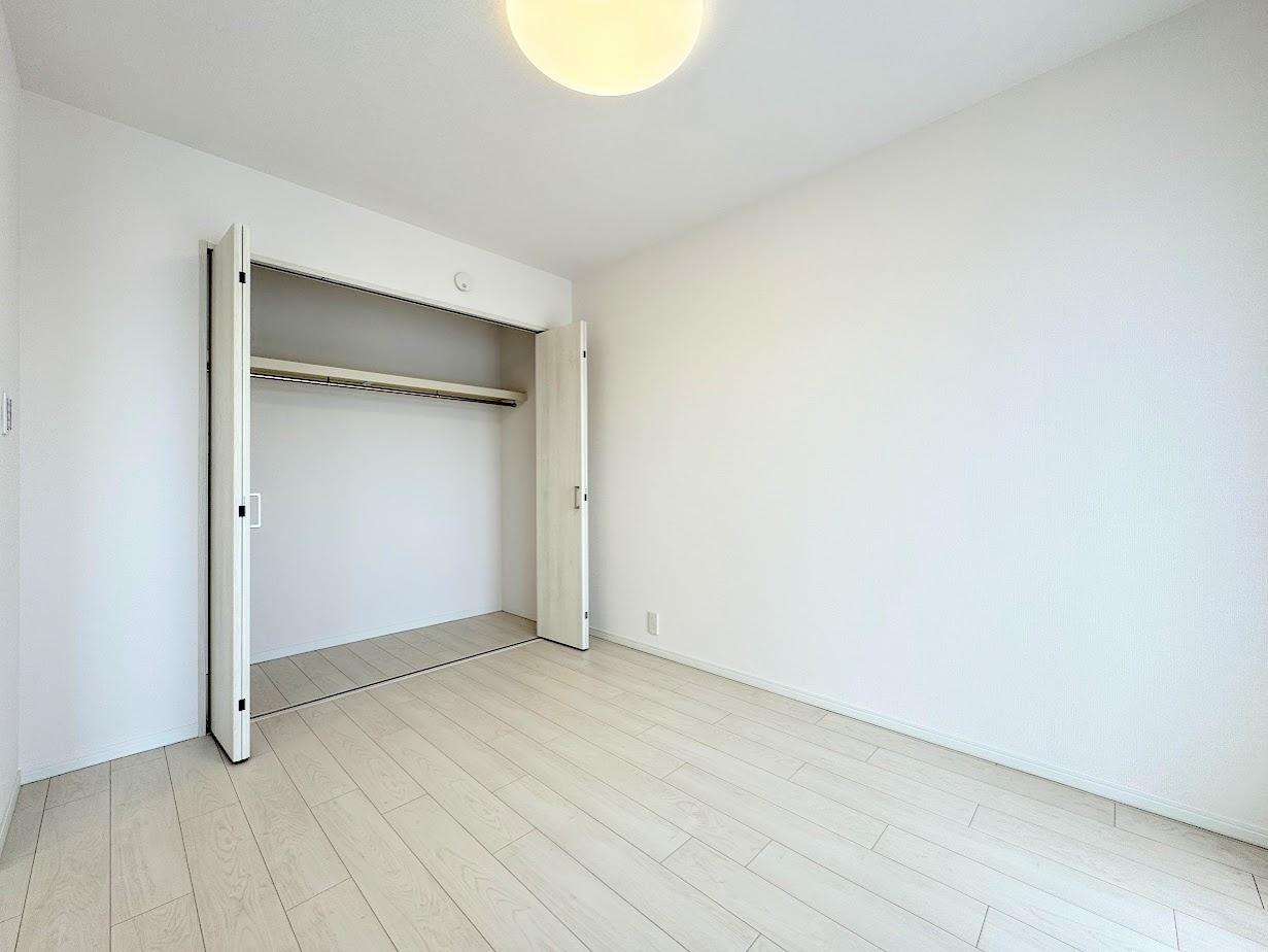 東戸塚パークホームズ弐番館の洋室|◆室内はいつも明るい印象なので気持ちの良い朝を迎えられます。各部屋にはクローゼットを完備しており、収納が多いお家はすっきりして快適空間です。