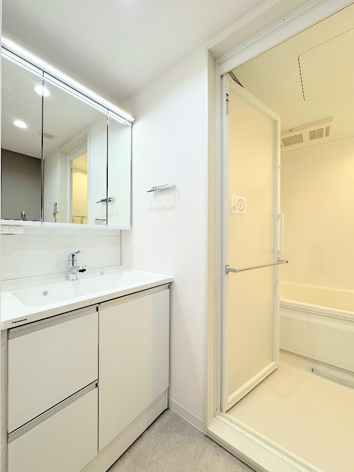 東戸塚パークホームズ弐番館の独立洗面台|◆毎日使う場所だから、機能的で使いやすさに配慮したパウダールーム。すっきりと使えるように収納も豊富にご用意しています。