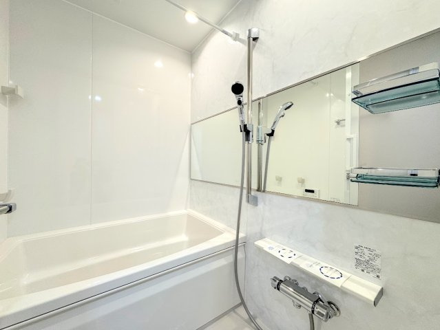 東戸塚パークホームズ弐番館の浴室|◆デザイン性と機能性を兼ね備えたキッチンです。リビングスペースとの一体感が生まれ、広々空間を演出してくれます。