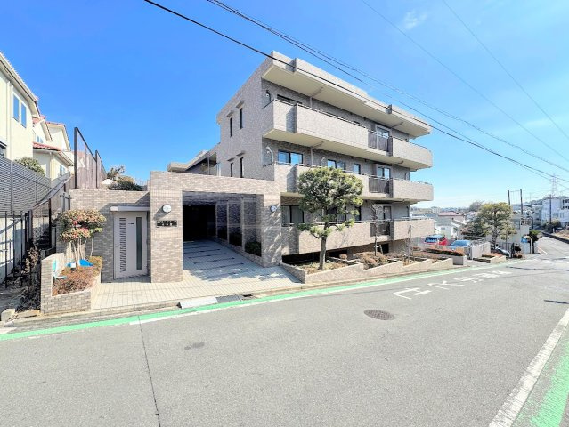 東戸塚パークホームズ弐番館の外観|◆前面道路も幅員があり車の運転も安心！前面道路は閑静な住宅地。車通りの少ない道路です。お子様にも安心です。