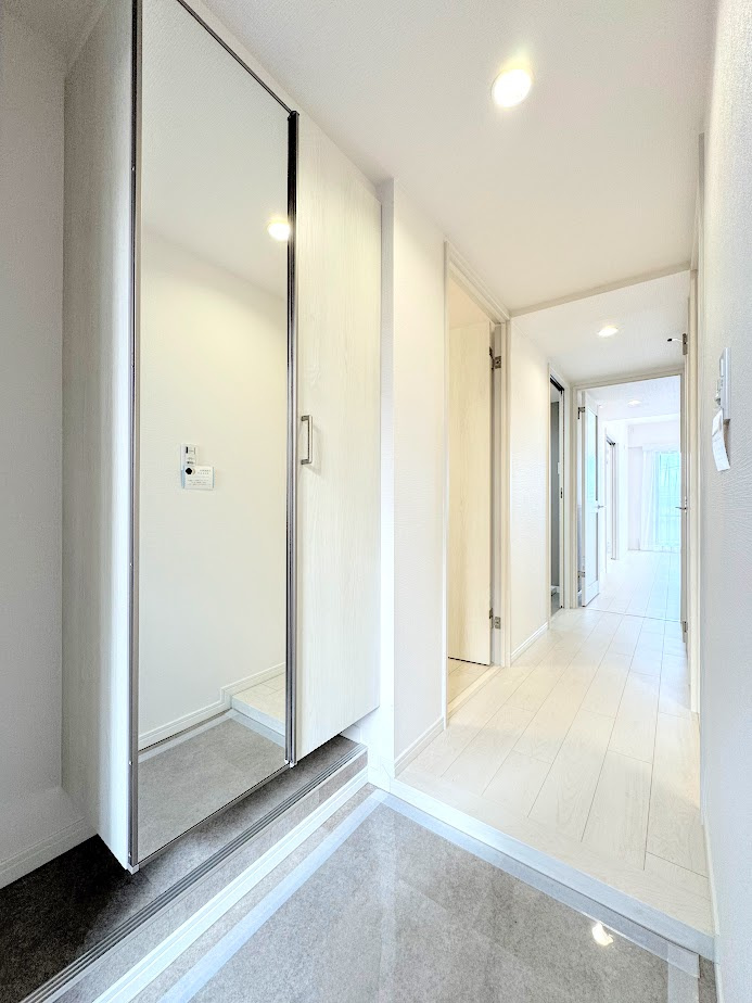 東戸塚パークホームズ弐番館の玄関|◆明るい玄関です！散らかりやすい玄関もスッキリする大容量のシューズボックス付き。