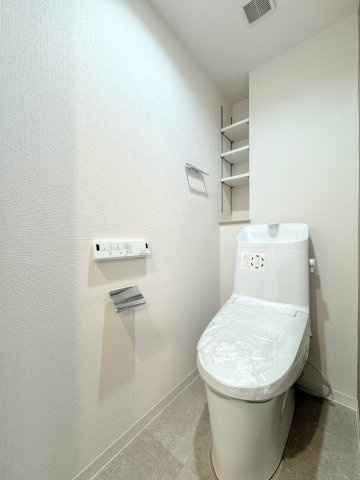 東戸塚パークホームズ弐番館のトイレ|◆清潔感のある白を基調とした落ち着ける空間。小窓をもうけていますので、こもりやすい空気の入れ替えも簡単に行えますね！