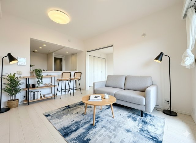 東戸塚パークホームズ弐番館の外観|◆柔らかな色合いのフローリングと清潔感のあふれる白のクロスが明るい空間を創り出しているリビングダイニング。家族の集まる憩いの場にふさわしい空間。(家具はイメージです)