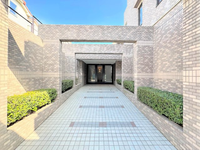 東戸塚パークホームズ弐番館のエントランス|◆住宅ローンのご相談や周辺環境のご案内も含め、ローンに詳しい、地元に詳しいスタッフがお出迎えさせていただきます。お気軽にご相談ください。