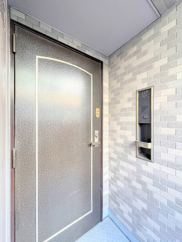 東戸塚パークホームズ弐番館の玄関|◆光の渦が溢れた明るい玄関ホール。「おかえり」と「ただいま」が交差するお家の顔とも言える場所は爽やかで心地良い空間となっています。