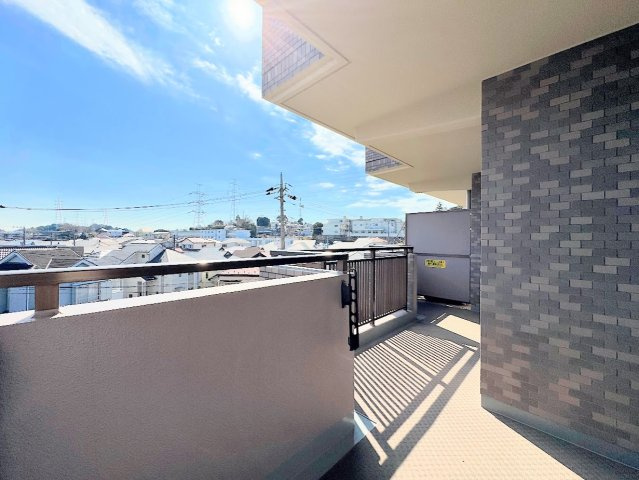 東戸塚パークホームズ弐番館の展望|◆気持ちの良い空が見渡せる広いバルコニー。爽やかな風を感じて、心躍る素敵な暮らしがはじまります。通風・採光にも優れ、心地よい光と風があふれています。