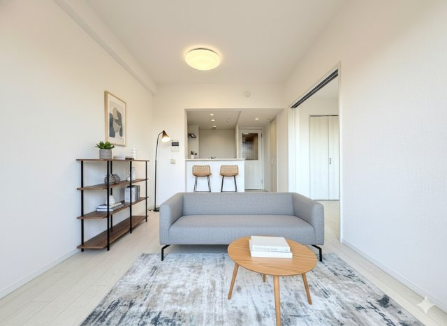 東戸塚パークホームズ弐番館の居間・リビング|◆リビングは一日中太陽の光が射し込みます。家族が集まる空間は、自然と笑顔が溢れます！(家具はイメージです)