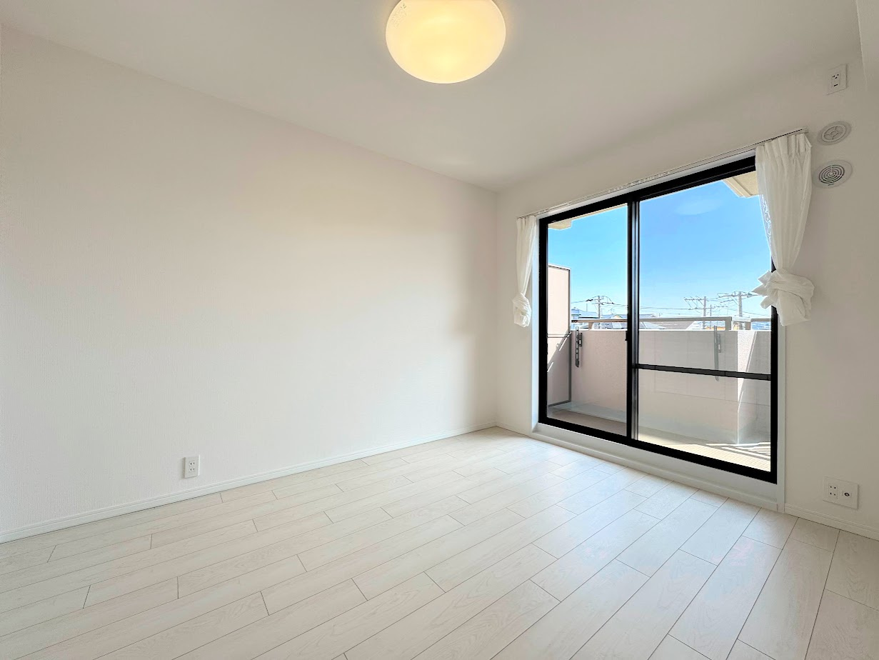 東戸塚パークホームズ弐番館の洋室|◆暮らし心地を大きく左右する収納を、適材適所に配置し使い勝手を考慮しました。空間を余すところなく有効利用した収納は生活空間をより上質なものにしてくれるでしょう。