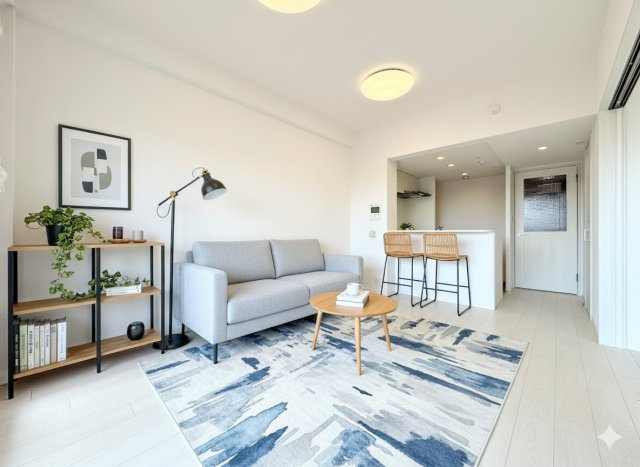 東戸塚パークホームズ弐番館の居間・リビング|◆家族で食卓を囲むダイニングスペースと、ソファでゆったりくつろぐリビングスペースが区切られているので家具の配置や用途を使いわけしやすいです。(家具はイメージです)