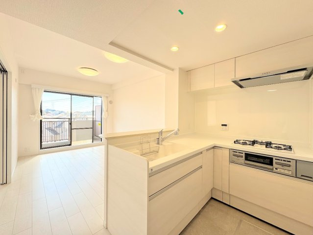 東戸塚パークホームズ弐番館のキッチン|◆キッチンからダイニングやリビングが見渡せるキッチン。料理をしながら家族とコミュニケーションをとれるだけでなく、大きな開放感も得られることができます。