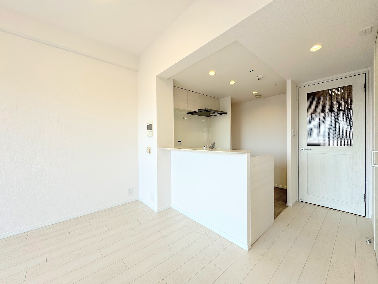 東戸塚パークホームズ弐番館の居間・リビング|◆ご家族皆さんで調理ができる位のスペースを実現したキッチン空間となっております。みんなで作った料理を召し上がりながらの会話は、どのような物になるのでしょうか。