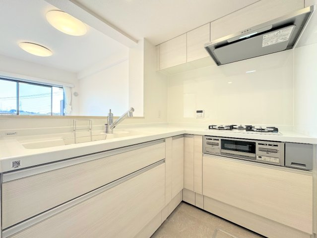 東戸塚パークホームズ弐番館のキッチン|◆動きに無駄がなくなるL字型を採用。リビングの様子を見ながら効率よく料理もできる賢いキッチンです。