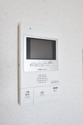 ポラリス三宅のセキュリティ|【防犯】オートロック、ＴＶモニター付きインターホン、エレベータ付き、防犯にも安心です♪