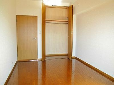 ポラリス三宅の洋室|☆リラックス効果で温かみと柔らかさを兼ね備えたフローリングです♪