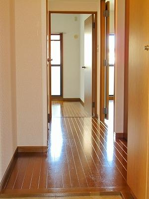 ポラリス三宅の玄関|【人気物件】広々玄関♪シューズボックス、収納が豊富です。