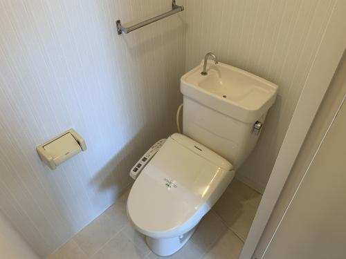 J・Oビルのトイレ|【駅近く】トイレ（温水洗浄便座・手洗い付き）、とても綺麗で清潔感があります♪