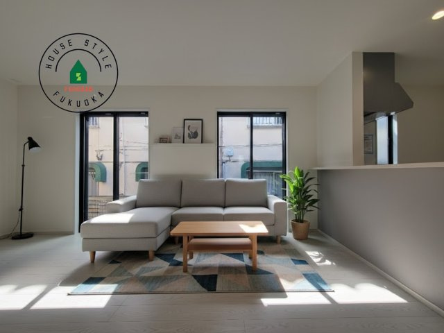 筑紫野市大字阿志岐第3-3棟（1号棟）の内観：施工例|明るく開放的なリビングダイニングは豊かな陽光が注ぎ込み、やすらぎの空間を演出してくれます。ご家族で楽しいひとときをお過ごし下さい。※家具はCGを合成したものです。