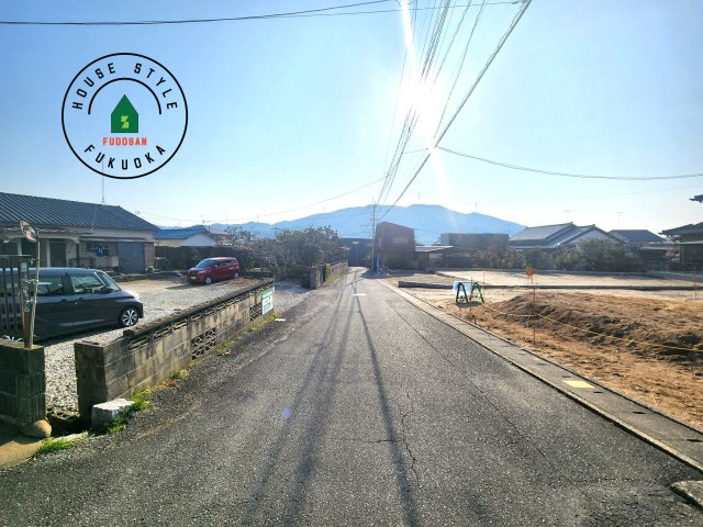 筑紫野市大字阿志岐第3-3棟（1号棟）の前面道路含む現地写真|前面道路は閑静な住宅地をはしる車通りの少ない道路。お車の出し入れが苦手なママや小さなお子様にも安心ですね。しっかり舗装もされているので、ベビーカーや自転車で通っても快適に通行できます。