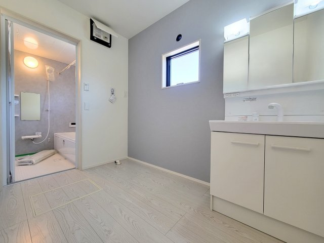 筑紫野市大字阿志岐第3-3棟（2号棟）の内観：施工例|ゆとりの洗面スペースで朝の身支度もスムーズに。暮らしを快適に変えるシャワー付洗面台です！