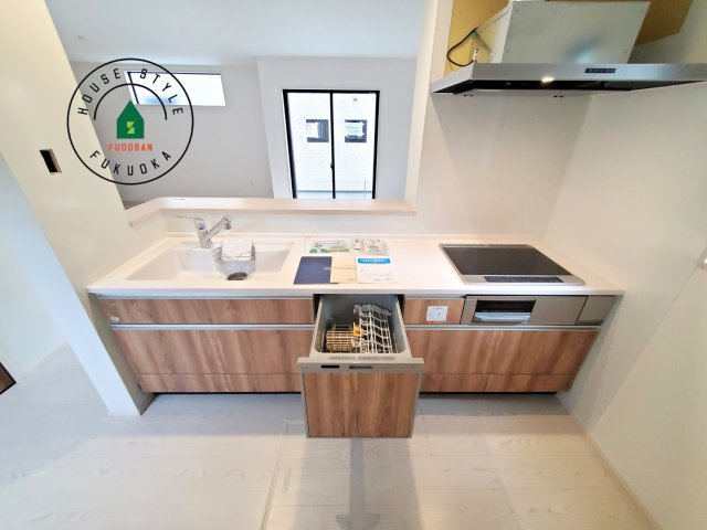 筑紫野市大字阿志岐第3-3棟（2号棟）の内観：施工例|キッチン。グリル・食器洗い乾燥機・浄水器も完備。