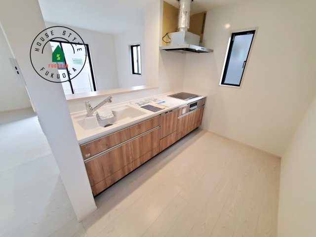 筑紫野市大字阿志岐第3-3棟（2号棟）の内観：施工例|ダイニングテーブルへの配膳がラクラク、お料理はかどるカウンター付きシステムキッチン！